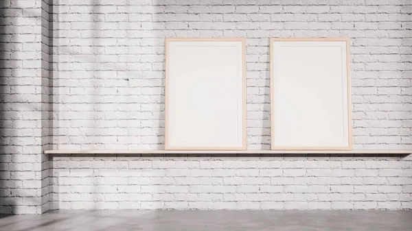 Beyaz tuğla bir duvara karşı rafa yerleştirilmiş dengeli iki çerçeveli bir kompozisyon. Marka setleri, poster koleksiyonları, iç tasarım görselleri ve pazarlama sunumları için uygundur..
