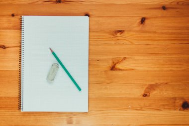 defter ahşap masada.