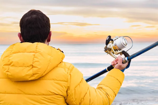 Mann Angelt Strand Bei Sonnenaufgang — Stockfoto