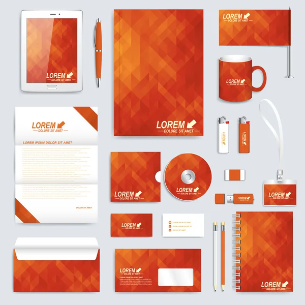 Rotes Set-Layout der Vektor-Corporate Identity-Vorlage. Wirtschaft, Wissenschaft, Medizin und Technologie entwerfen Schreibwarenattrappen. Hintergrund mit Dreiecken. Broschüre zur Präsentation abstrakter Brandings — Stockvektor