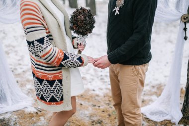 Gelin ve damat el ele tutuşuyorlar.