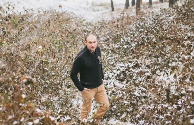 Kış ormanda ayakta damat