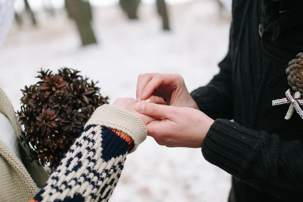 Gelinin parmak üzerinde koyarak alyans damat