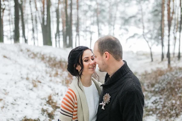 Gelin ve damat sarılıyor.