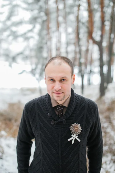 Bräutigam steht im Winterwald — Stockfoto