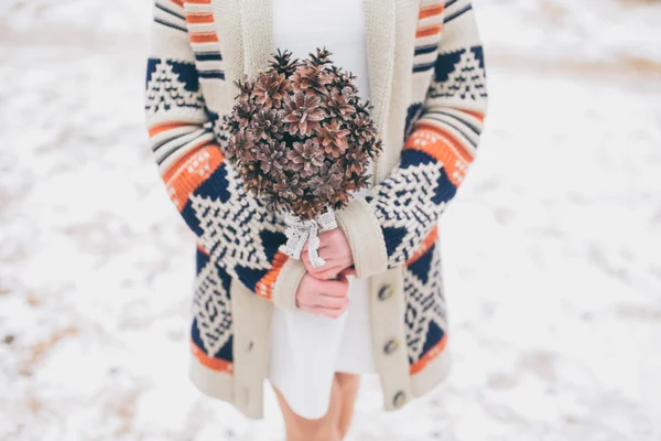 Gelin düğün buketi tutuyor.