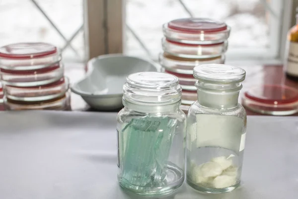 Bouteilles médicales dans un laboratoire — Photo