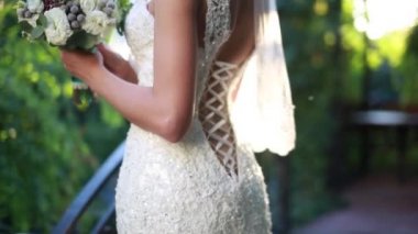 Gelin düğün buketi tutuyor.