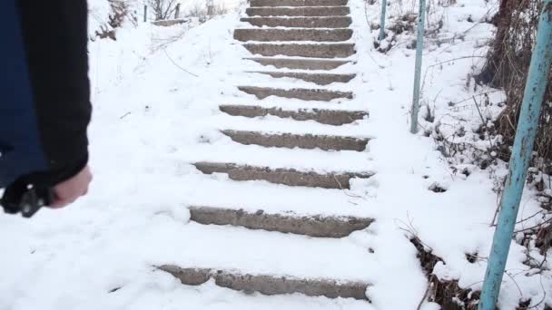 Mann läuft die kaputte Treppe hinauf — Stockvideo