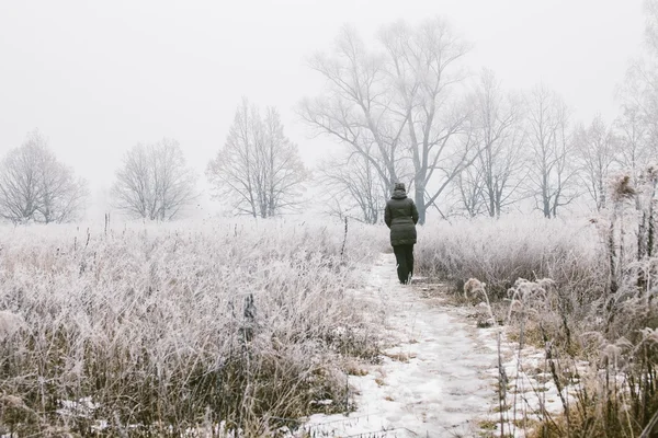 Sisin içinde yürüyen kadın