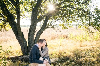 Genç çift sonbahar günbatımı sarılma