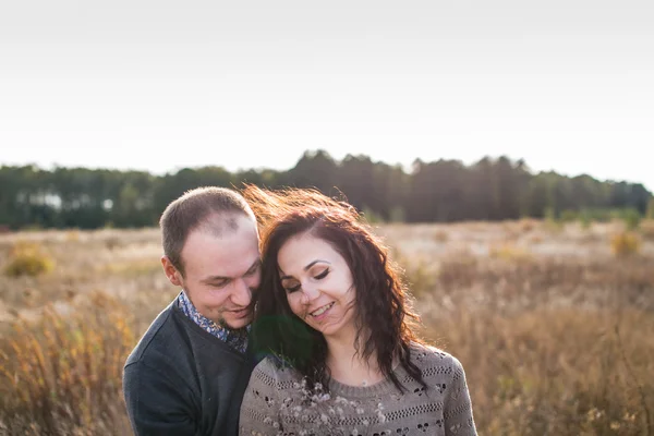 Young couple hugging at sunset — Stock Photo, Image