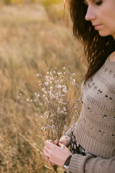 Portrait of a young woman with autumn bouquet — Stock Photo, Image