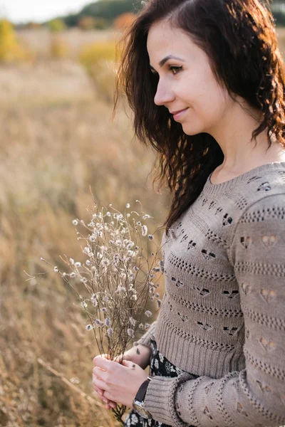 Porträt einer jungen Frau mit Herbststrauß — Stockfoto