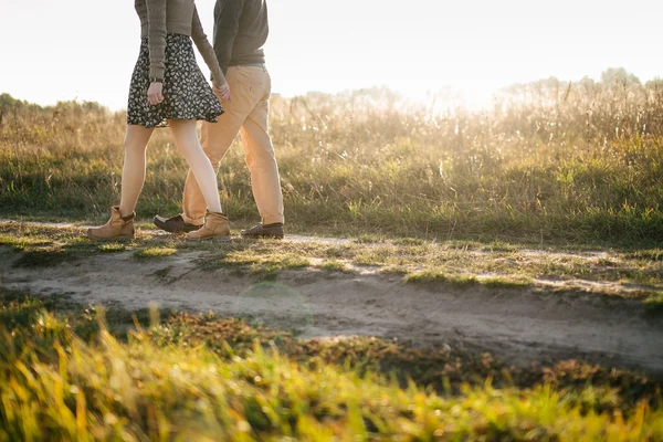 gün batımında yürüyen genç bir çift