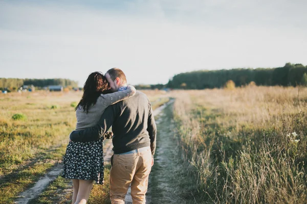 Jong koppel knuffelen bij zonsondergang — Stockfoto