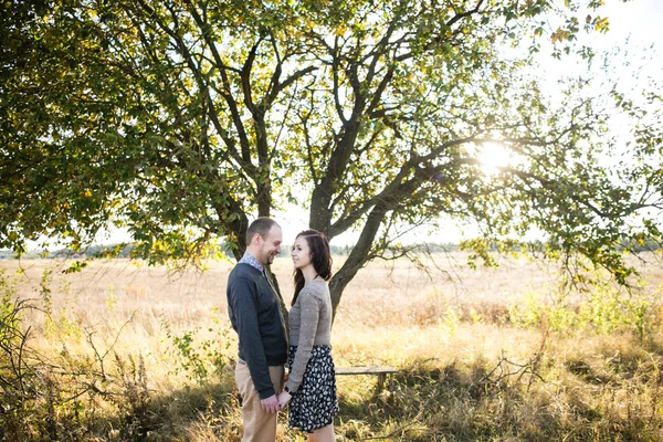 Genç çift sonbahar günbatımı elele