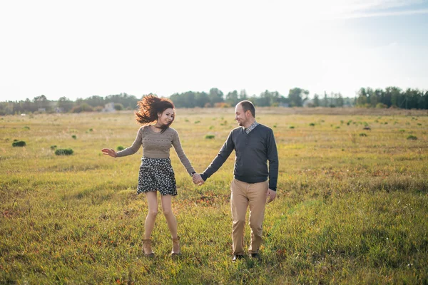 Genç çift günbatımında eğleniyor