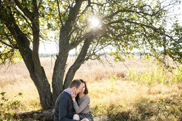 Jong koppel knuffelen bij zonsondergang herfst — Stockfoto