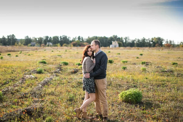 Young couple hugging at sunset — Stock Photo, Image