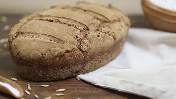 Vers gebakken brood van zelfgemaakte organische zuurdesem roggebrood op houten tafel — Stockvideo