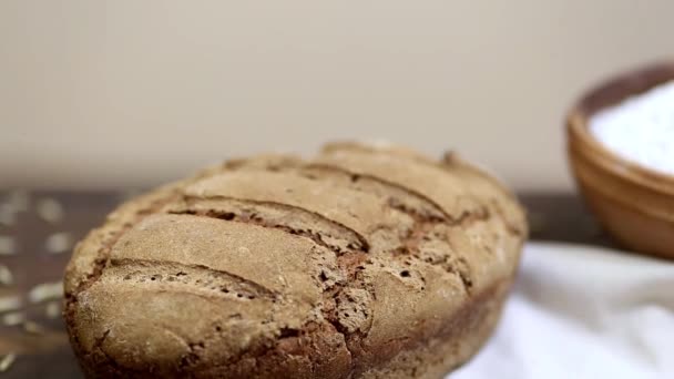 Vers gebakken brood van zelfgemaakte organische zuurdesem roggebrood op houten tafel — Stockvideo