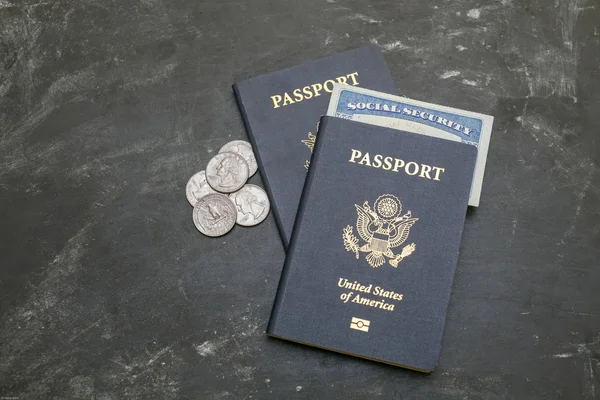 Två amerikanska pass och social trygghet kort på svart bakgrund — Stockfoto