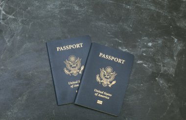 İki ABD Pasaport siyah arka plan üzerine