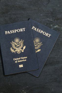 İki ABD Pasaport siyah arka plan üzerine