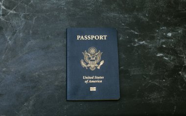 Siyah arka plan üzerine Amerikan pasaportu