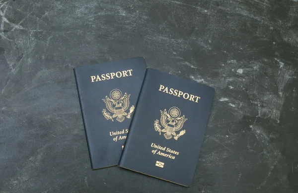 İki ABD Pasaport siyah arka plan üzerine