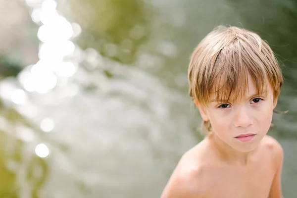 Carino bambino vicino all'acqua in spiaggia nella calda giornata estiva — Foto Stock