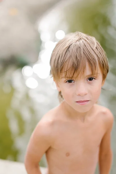 Carino bambino vicino all'acqua in spiaggia nella calda giornata estiva — Foto Stock