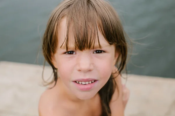 Bambina in spiaggia nella calda giornata estiva — Foto Stock