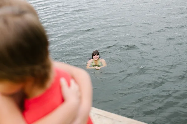 Tiempo en familia en el lago en el caluroso día de verano —  Fotos de Stock