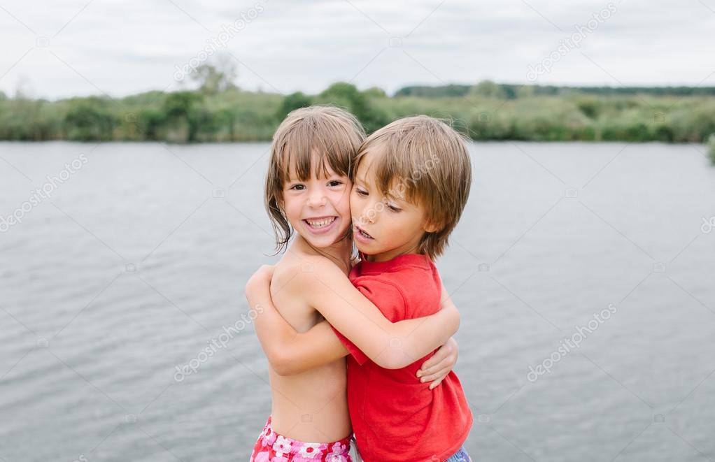 ビーチでハグ双子の兄弟 ストック写真 C Lyoshanazarenko