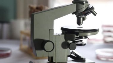 Hastanede tıbbi laboratuar mikroskobu
