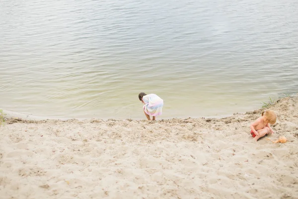 Kids playing near water at the lake — Stock Photo, Image