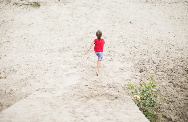 ビーチで裸足で走っている少年 — ストック写真