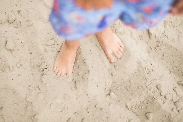 ビーチで砂に幼児の足. — ストック写真