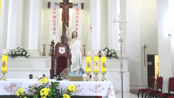 Вівтар в католицької церкви на Великодню неділю — стокове відео