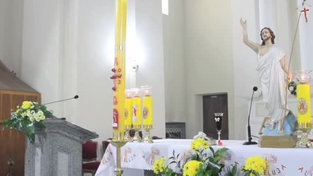 Алтарь в католической церкви в пасхальное воскресенье — стоковое видео