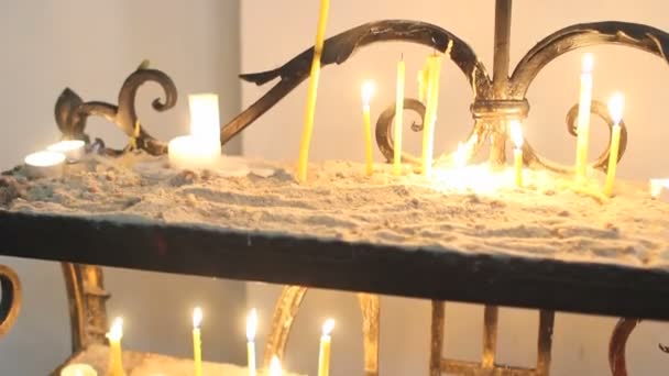 Candles burning in Catholic Church on Easter Sunday — Stock Video