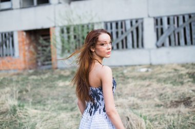 Kameraya bakarak çiçek içinde Kızıl saçlı genç ve güzel kadın