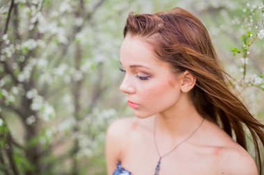 Kızıl saçlı Bayan bahar meyve bahçesi