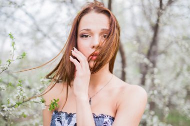 Bahar orchard Kızıl saçlı genç kadın