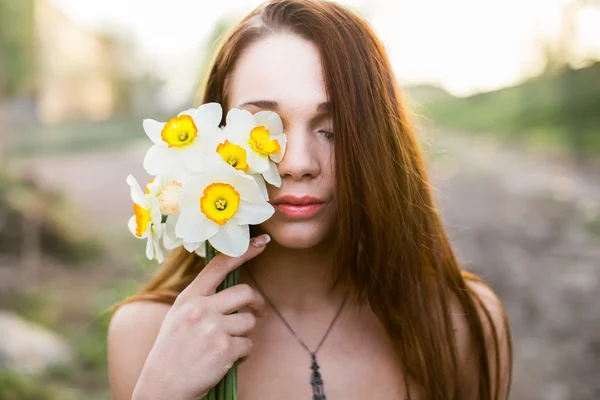 Kızıl saçlı genç bayan buket nergis holding