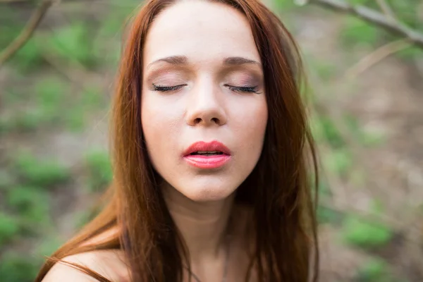 Rothaarige junge Dame mit geschlossenen Augen — Stockfoto