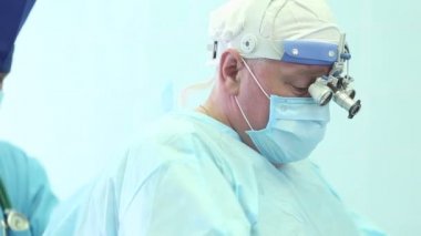 Ameliyat ekibi ameliyat için hazırlanıyor