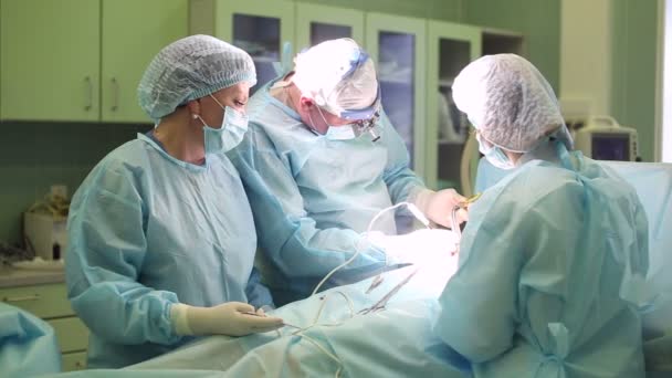 Surgeon performing cosmetic surgery on breasts in hospital operating room. Mammoplasty — Stock Video